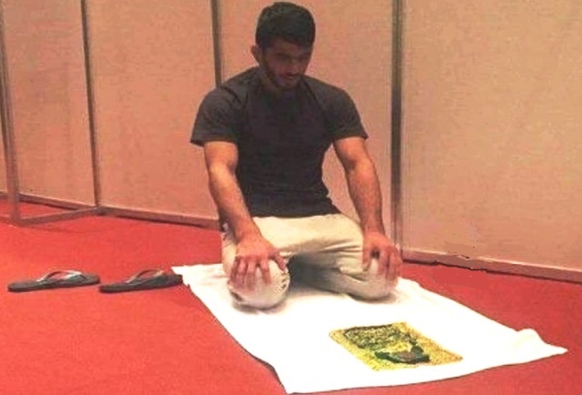 حسن یزدانی در حال نماز قهرمان کشتی ایران