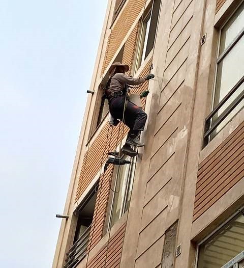 راپل کار تهران ، جلوگیری از سقوط سنگ آپارتمان  بدون نیاز به داربست احمدرضا براتی