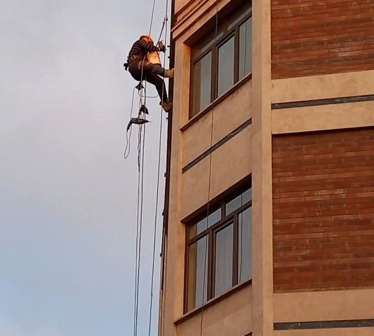 راپل کار تهران ، جلوگیری از سقوط سنگ آپارتمان  بدون نیاز به داربست احمدرضا براتی