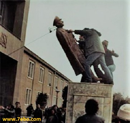 پایین کشیدن مجسمه محمدرضا شاه