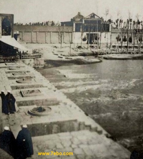 پل خواجو با سردر دیده شده در عکس