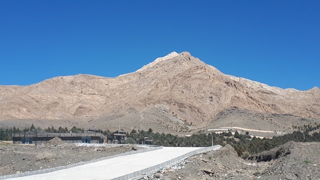 بوم گردی متل ققنوس ملایر در بام ملایر در دامنه کوه گرمه