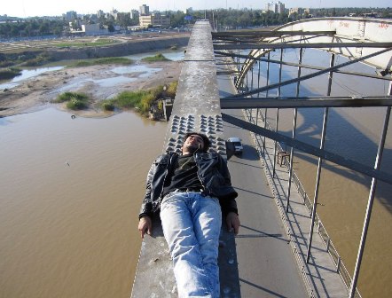 خوابیدن روی پل سفید اهواز