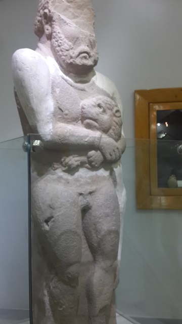 مجسمه سنگی هرکول دوره اشکانی